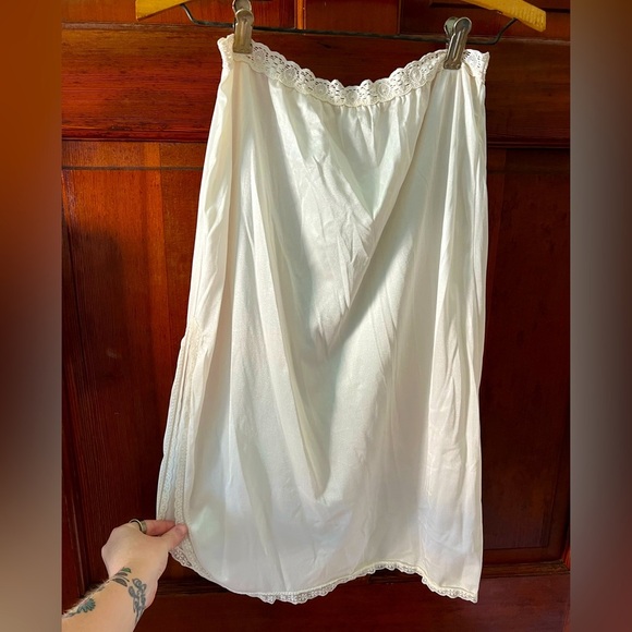 Vintage Nylon Tricot Half Slip Skirt Medium (6) White Silky Underskirt Lingerie - Picture 1 of 14